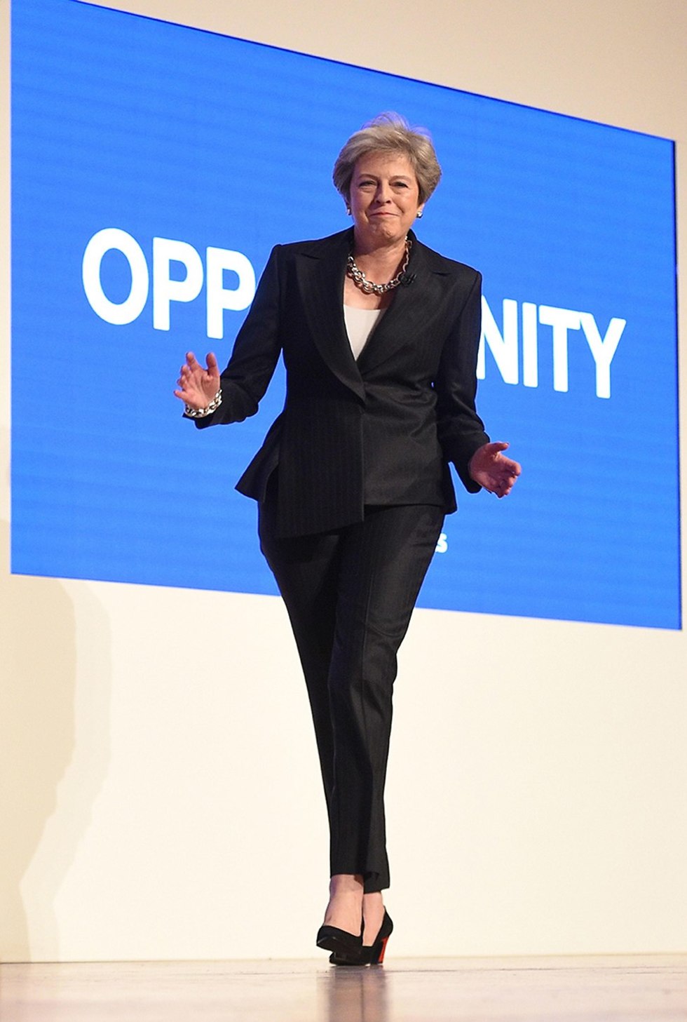 ראש ממשלת בריטניה תרזה מיי רוקדת לפני נאום כנס המפלגה השמרנית (צילום: AFP)