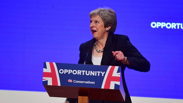 ראש ממשלת בריטניה תרזה מיי רוקדת לפני נאום כנס המפלגה השמרנית (צילום: AP)