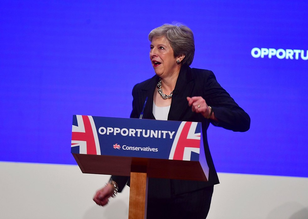 ראש ממשלת בריטניה תרזה מיי רוקדת לפני נאום כנס המפלגה השמרנית (צילום: AP)