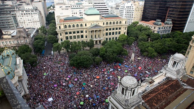 ברזיל הפגנה נגד ז'איר בולסונרו ריו דה ז'ניירו (צילום: AP)