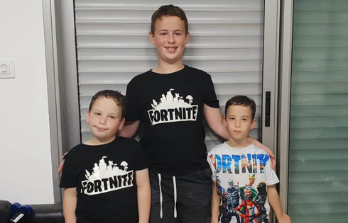 ילדי משפחת דינר בחולצות פורטנייט (צילום: יפה דינר)