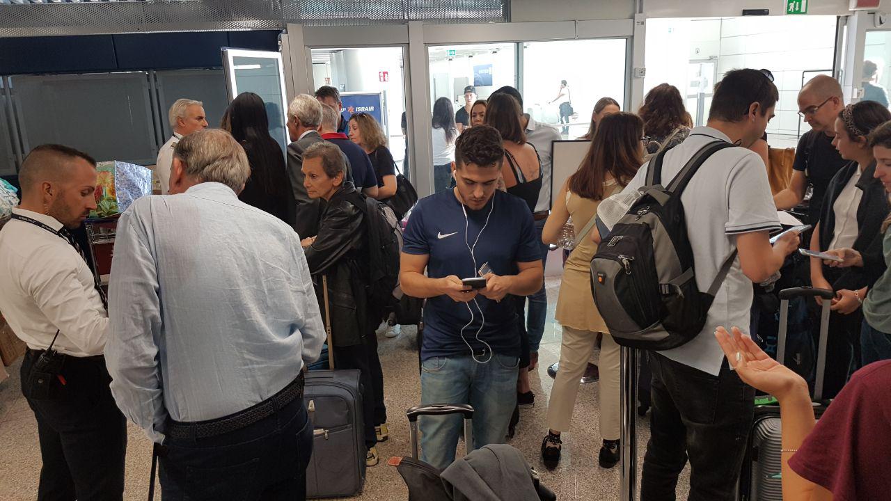 10 часов ожидания. Пассажиры авиакомпании "Эль-Аль" в Риме. Фото: Моти Кимхи