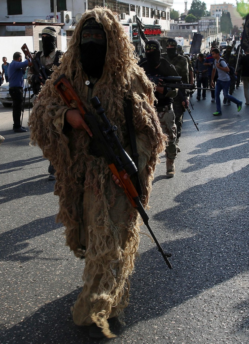 מפגן צבאי הג'יהאד האיסלמי בעזה (צילום: AP)