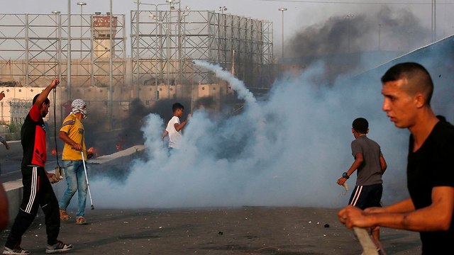 מהומות פלסטינים ליד מחסום ארז (צילום: AFP)