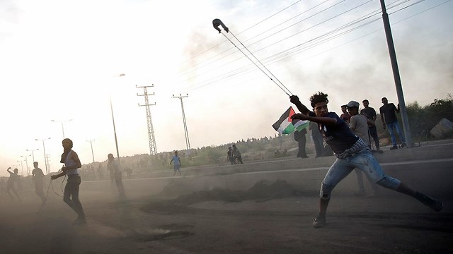 Palestinian protests near the Erez border crossing (Photo: AP)