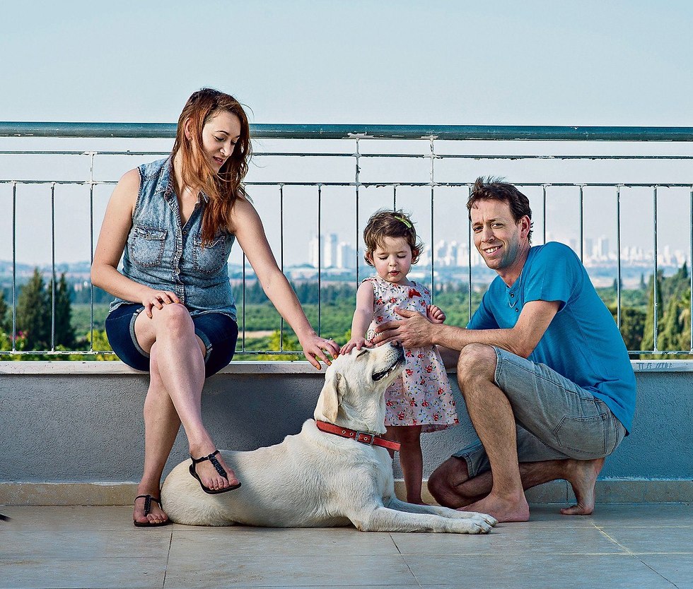 Эмма Шнайдер с родителям. Фото: Юваль Хен