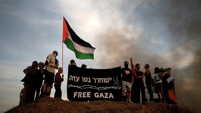 פעילי שמאל מחאה הזדהות עם פלסטינים גבול רצועת עזה (צילום: רויטרס)