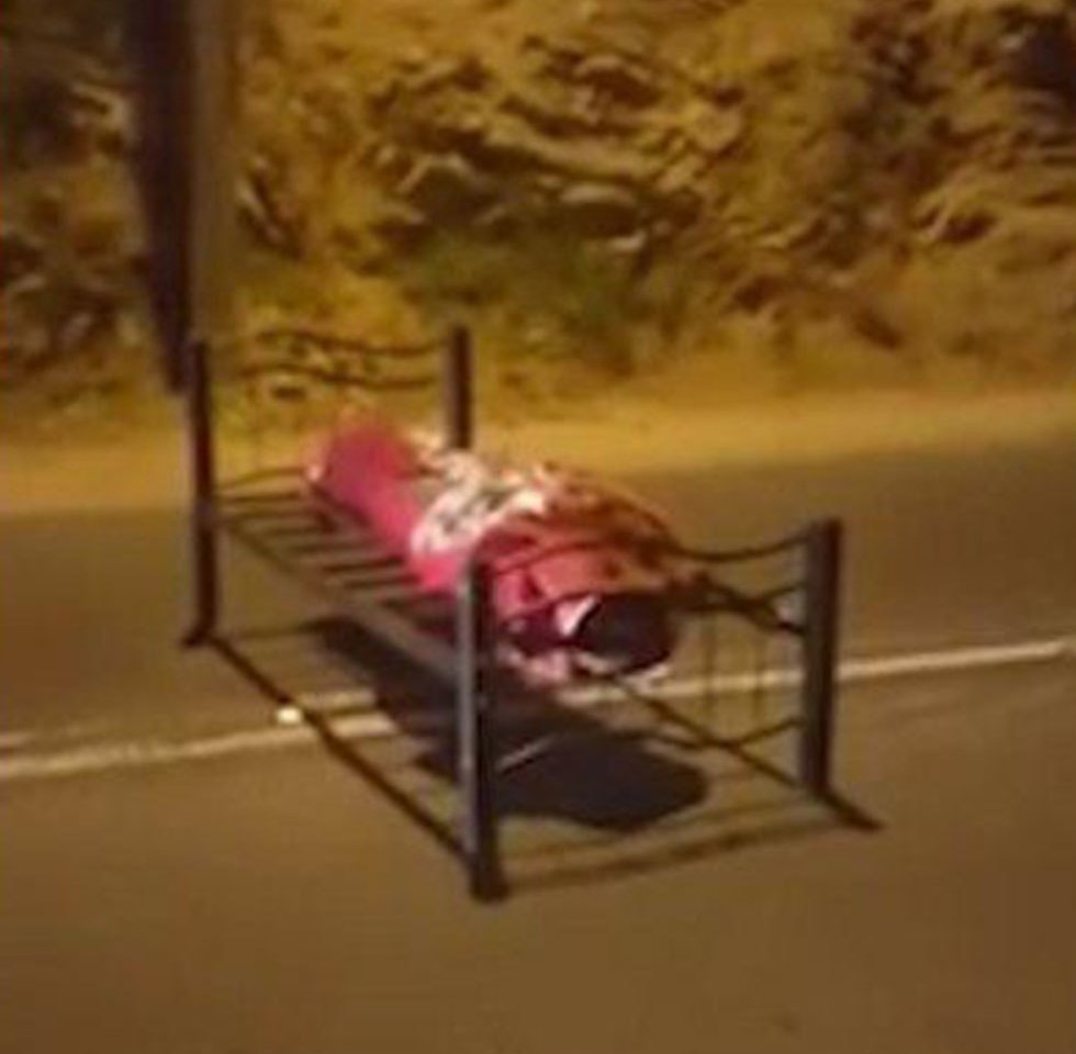 גופה נמצאה קשורה למיטה באמצע הכביש בסעודיה ()
