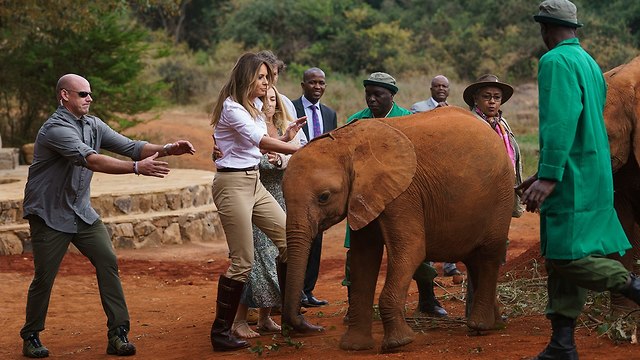 מלאניה טראמפ לבושה בסגנון קולוניאלי בקניה (צילום: AP)