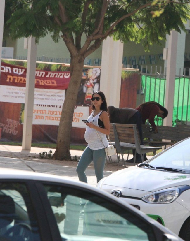 כבר התרגלנו לבטן. אורטל עמר (צילום: מוטי לבטון) כבר התרגלנו לבטן. אורטל עמר (צילום: מוטי לבטון)