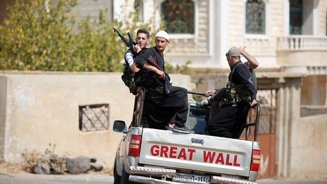 דרוזים חמושים בסווידא שבסוריה (צילום: AP)