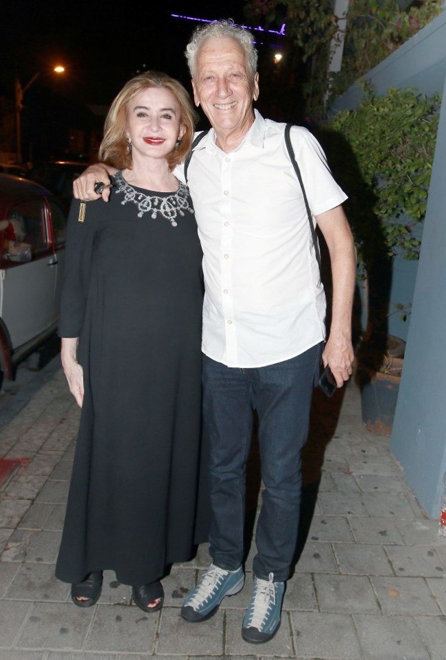 אנשים שתמיד טוב לראות. מוני מושונוב וסנדרה שדה (צילום: ענת מוסברג) אנשים שתמיד טוב לראות. מוני מושונוב וסנדרה שדה (צילום: ענת מוסברג)