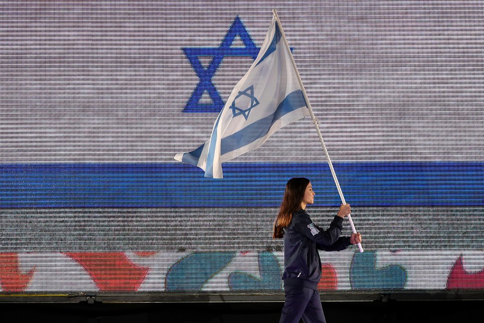 אבישג סמברג עם דגל ישראל (צילום: getty images)