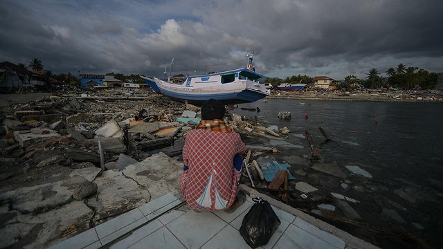 סיוע לאחר רעידת האדמה באינדונזיה (צילום: AFP)