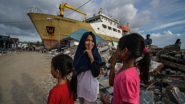 סיוע לאחר רעידת האדמה באינדונזיה (צילום: AFP)