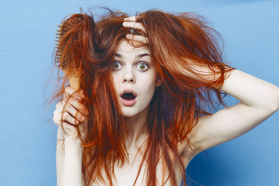 העדיפי תמיד להבריש את השיער רק אחרי חפיפה במרכך כשהשיער עדיין לח (צילום: Shutterstock)