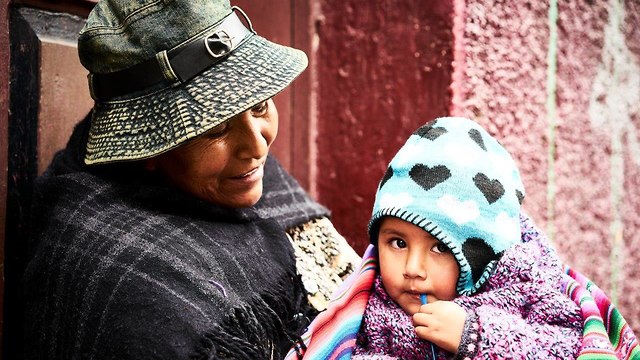 אם בוליביאנית ובתה (צילום: באדיבות החברה הגיאוגרפית)