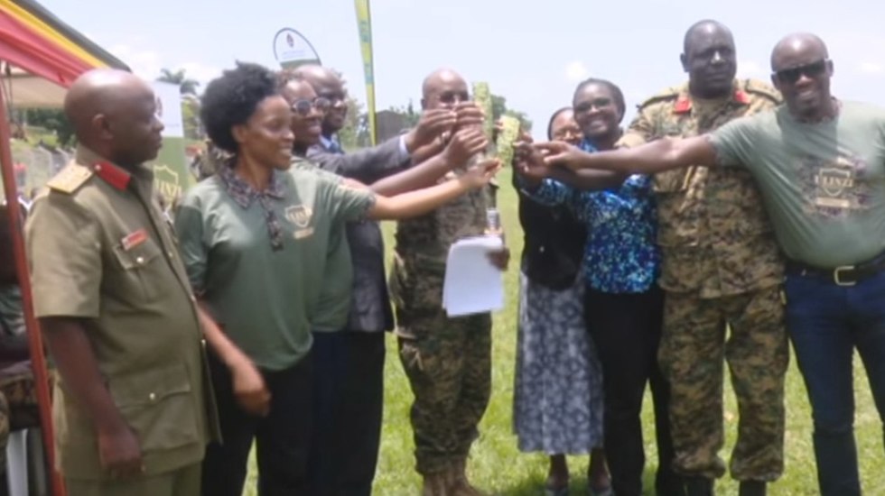 צבא אוגנדה משיק מותג קונדומים מנומרים ל חיילים ()