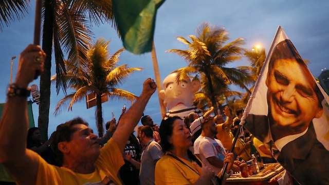 תומכי מועמד הימין הקיצוני בבחירות בריו דה ז'ניירו (צילום: רויטרס)
