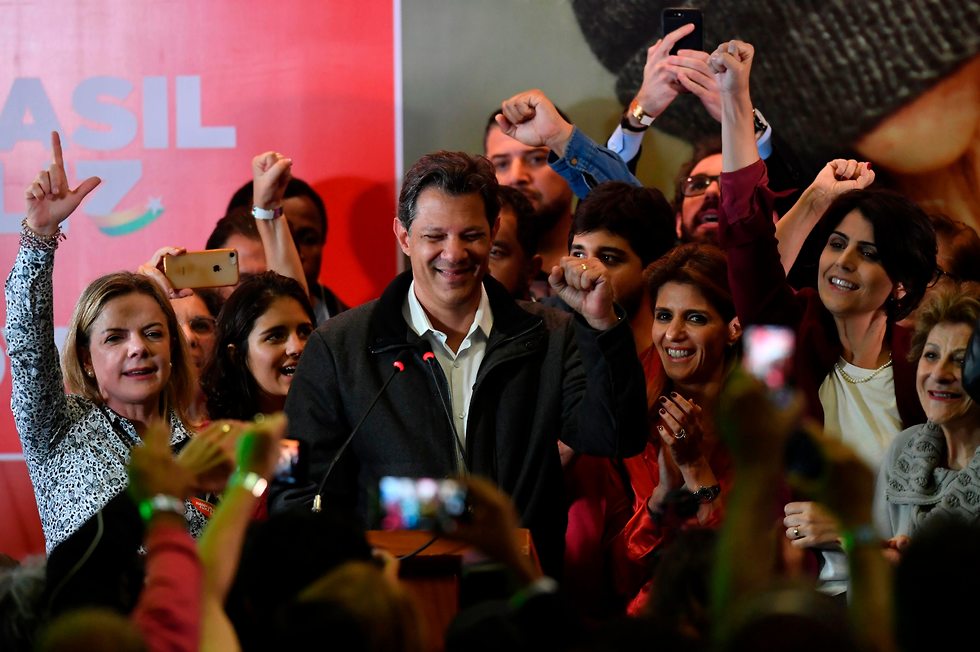 מועמד השמאל בבחירות לנשיאות ברזיל פרננדו חדד בנאום בסאו פאולו (צילום: AFP)