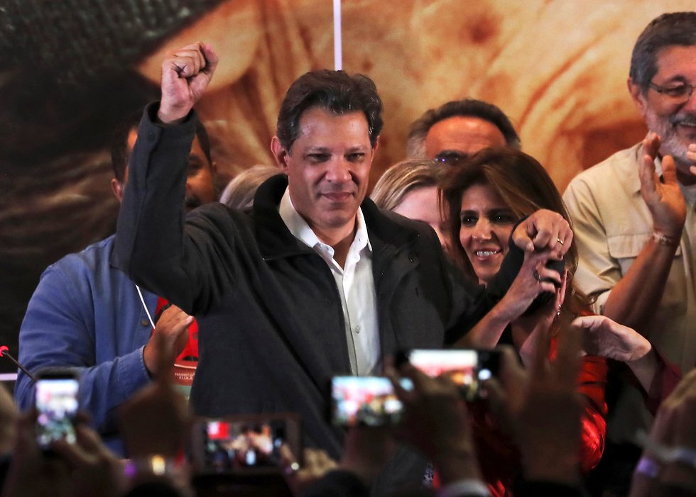 מועמד השמאל בבחירות לנשיאות ברזיל פרננדו חדד בנאום בסאו פאולו (צילום: רויטרס)