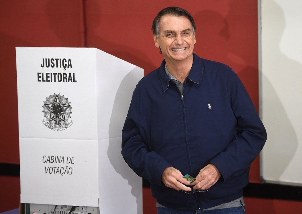 מועמד הימין הקיצוני בבחירות לנשיאות ברזיל ז'איר בולסונרו בקלפי (צילון: AFP)