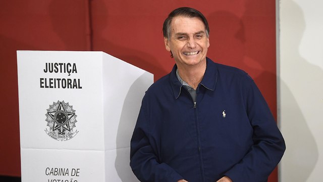 מועמד הימין הקיצוני בבחירות לנשיאות ברזיל ז'איר בולסונרו בקלפי (צילון: AFP)