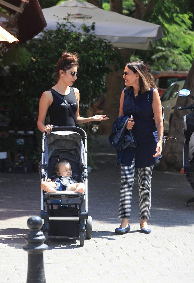 "נעמוד בפוזה שונה כדי שיהיה גיוון בתמונות" (צילום: מוטי לבטון) "נעמוד בפוזה שונה כדי שיהיה גיוון בתמונות" (צילום: מוטי לבטון)