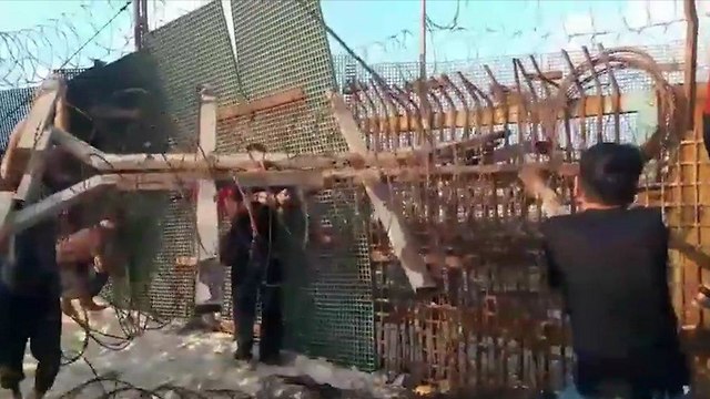 פלסטינים פורצים את שער זיקים בגבול רצועת עזה ()
