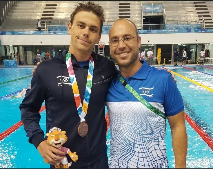 דני לוקטב והמדליה (צילום באדיבות הוועד האולימפי)