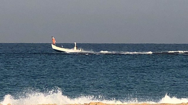 סירת דייג בסמוך לקו החוף (צילום: יואב ״ילד טבע״ אבניאון)