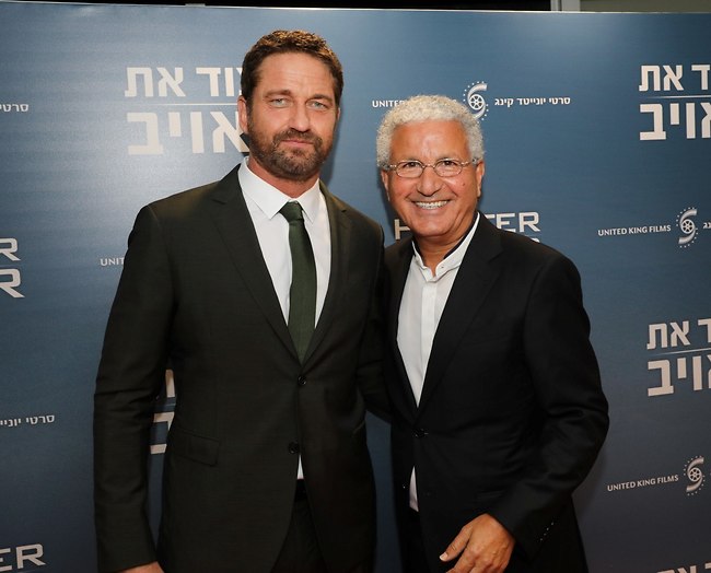 ג'רארד באטלר בחליפה. אפשר לבקש יותר? (כן, בלי חליפה). באטלר ומשה אדרי (צילום: רפי דלויה) ג'רארד באטלר בחליפה. אפשר לבקש יותר? (כן, בלי חליפה). באטלר ומשה אדרי (צילום: רפי דלויה)
