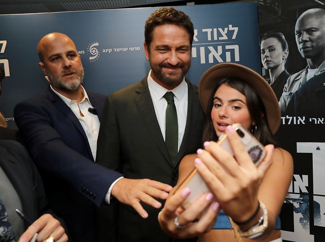 "אבל רק תמונה אחת!!" קים אור אזולאי עם באטלר (צילום: רפי דלויה) "אבל רק תמונה אחת!!" קים אור אזולאי עם באטלר (צילום: רפי דלויה)