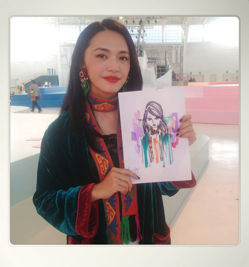 השחקנית הסינית יאו צ'ן מגיעה לתצוגה של מותג האופנה אטרו, אשר נמכר בישראל בחנויות פקטורי 54 (צילום: טליה צורף)