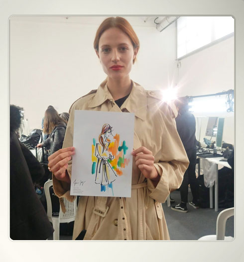 הדוגמנית ג'וליה באנאס בעמדת איפור של מאק בשבוע האופנה בפריז (צילום: טליה צורף)