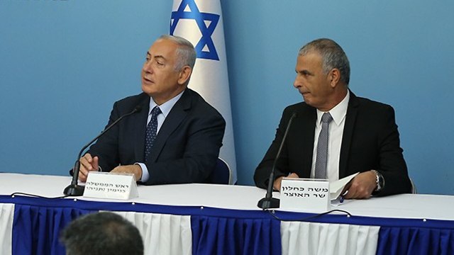 Глава минобороны Нетаниягу и министр финансов Кахлон. Фото: Амит Шааби