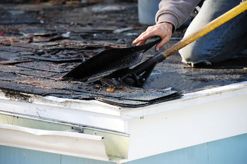 При ремонте крыши всегда следует учитывать и стоимость дополнительных работ. Фото: shutterstock