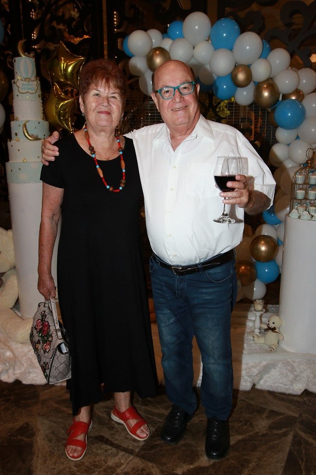 באו לחגוג. טוביה צפיר ואשתו יעל (צילום: ענת מוסברג) באו לחגוג. טוביה צפיר ואשתו יעל (צילום: ענת מוסברג)