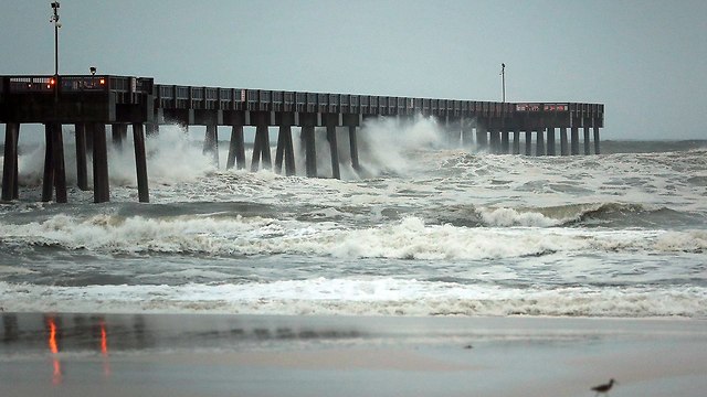 פלורידה גלים על המזח לפני הגעה של סופה הוריקן מייקל (צילום: gettyimages)