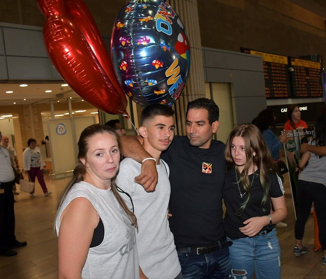 מסתמן שמשפחת נתניהו לא תצפה בעונה החדשה של הישרדות. מני נפתלי והמשפחה (צילום: אביב חופי) מסתמן שמשפחת נתניהו לא תצפה בעונה החדשה של הישרדות. מני נפתלי והמשפחה (צילום: אביב חופי)