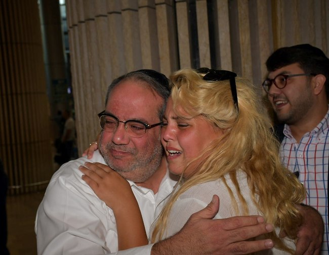 "אבא, איך התגעגעתי". שמחה ויגאל גואטה (צילום: אביב חופי) "אבא, איך התגעגעתי". שמחה ויגאל גואטה (צילום: אביב חופי)