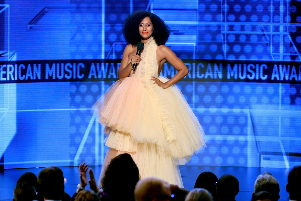 "אני הולכת ללבוש מעצבים שחורים בלבד הערב". טרייסי אליס רוס בטקס פרסי המוזיקה האמריקאית עם שמלת טול א-סימטרית בעיצוב וירג'יל אבלו למותג Off/White   (צילום: Kevin Winter/GettyimagesIL)