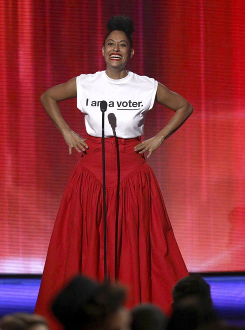 אליס רוס הביעה מסר פוליטי חד משמעי על הבמה כשקראה לאמריקה להצביע עם חולצת I am a voter, מגמה שאת ניצניה ראינו כבר בשבוע האופנה האחרון בניו יורק. אל החולצה הלבנה היא ציוותה חצאית מקסי אדומה של המעצבת שאנל קמפבל בת ה-26 משכונת הברונקס בניו יורק (צילום: AP)