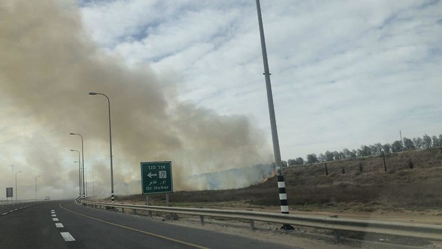 שריפה ליד פסי הרכבת לשדרות מבלון תבערה (צילום: דניאל אליאור)