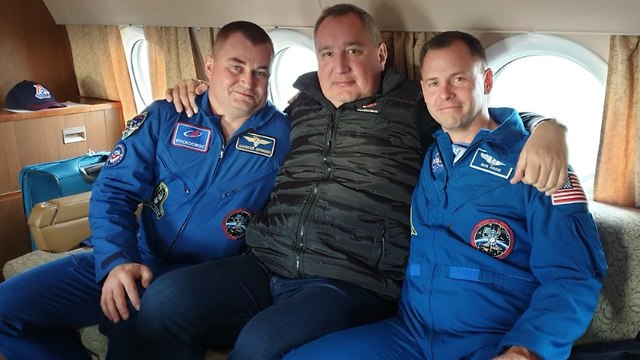 הייג (מימין) ואובצ'ינין (משמאל) עם ראש סוכנות החלל הרוסית דימיטרי רוגוזין (צילום: מתוך טוויטר)