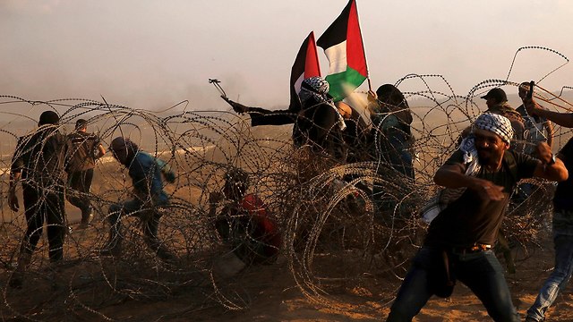 Palestinians riot along the border (Photo: AP)