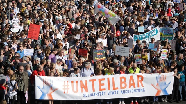 גרמניה ברלין הפגנה רבע מיליון איש נגד גזענות ו אפליה (צילום: AP)