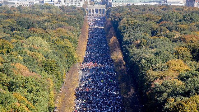 גרמניה ברלין הפגנה רבע מיליון איש נגד גזענות ו אפליה (צילום: AP)