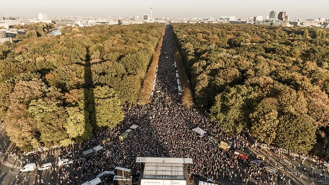 גרמניה ברלין הפגנה רבע מיליון איש נגד גזענות ו אפליה (צילום: gettyimages)