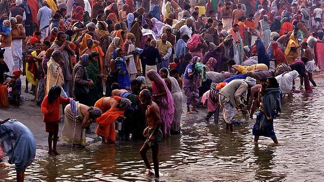 אנשים רוחצים בנהר בהודו (צילום: באדיבות החברה הגיאוגרפית)